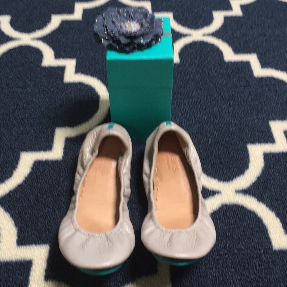 Heather Gray Teaks with box and flower.